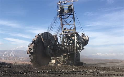 世界上最大的挖掘机，利博海尔R9800，每铲能装下70多吨！