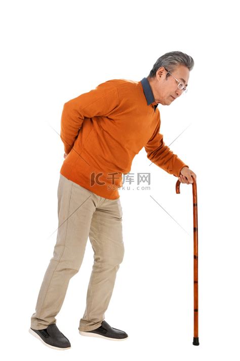 拄着拐杖行动不便的老人高清摄影大图-千库网