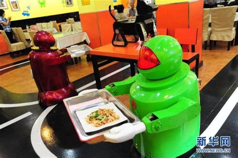 哈尔滨：机器人餐馆“打工” 炒菜又送餐（图）_中国广播网