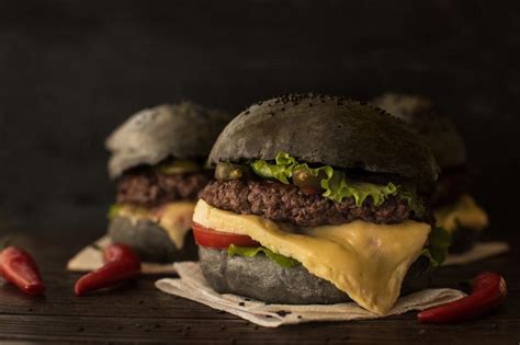 黑汉堡图片-木桌上的美味黑汉堡素材-高清图片-摄影照片-寻图免费打包下载