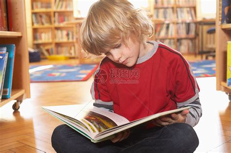 孩子们在书架上读书高清图片下载-正版图片501457153-摄图网