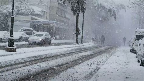 Gulmarg receives season's first snowfall, Kashmir records abrupt fall ...