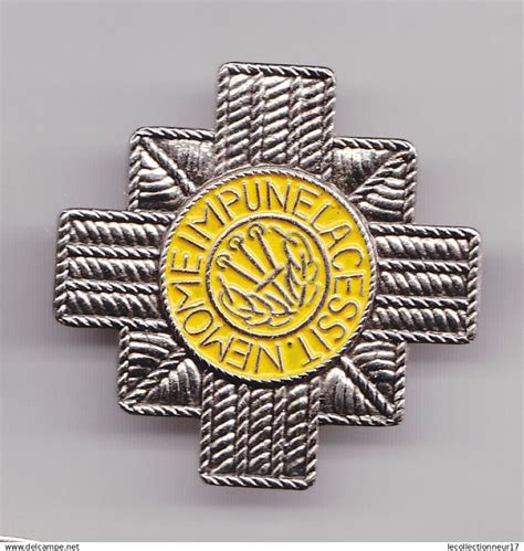 Militaria - Pin's Armée Nemo me impune lacessit réf 7143