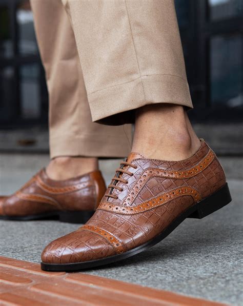 OXFORD SHOES WITH BROGUE DETAIL – The Alternate