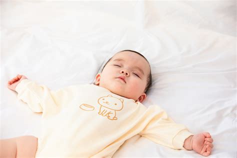 室内湿度多少合适婴儿（2021年婴幼儿睡眠时间表出炉）-幼儿百科-魔术铺