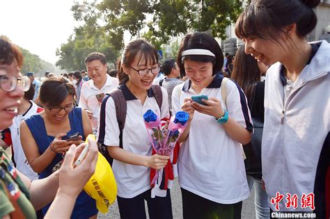 2022北京高考最后一天 家长送考生鲜花祝一举夺“葵”-天气图集-中国天气网