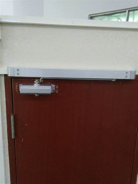 防火门闭门器安装示意图