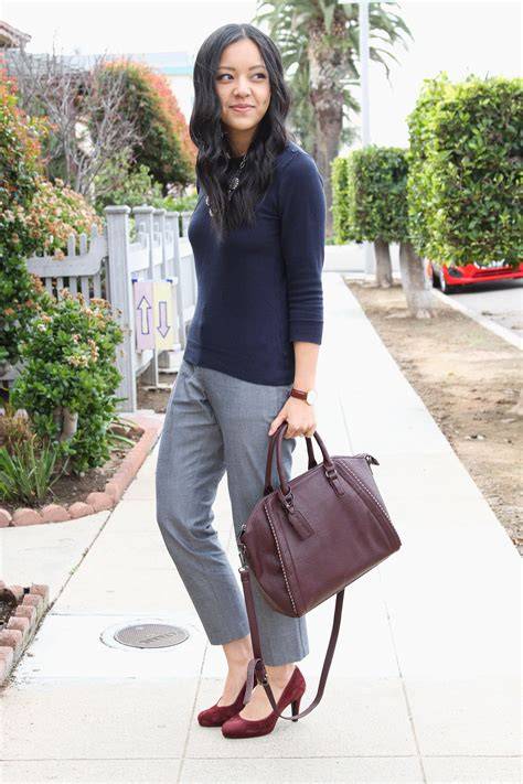 5 Outfits With a Navy Sweater for Spring | Blue sweater outfit, Navy ...
