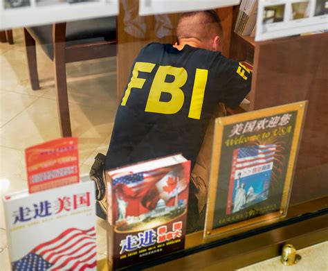 FBI调查虚假移民诈骗案 意外发现2名中国“红通”外逃贪官