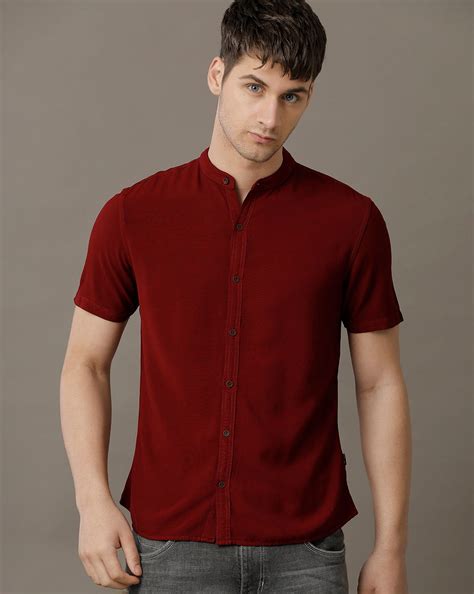 IDENTITI Men Slim Fit Mandarin Collar Solid Shirt In Maroon.