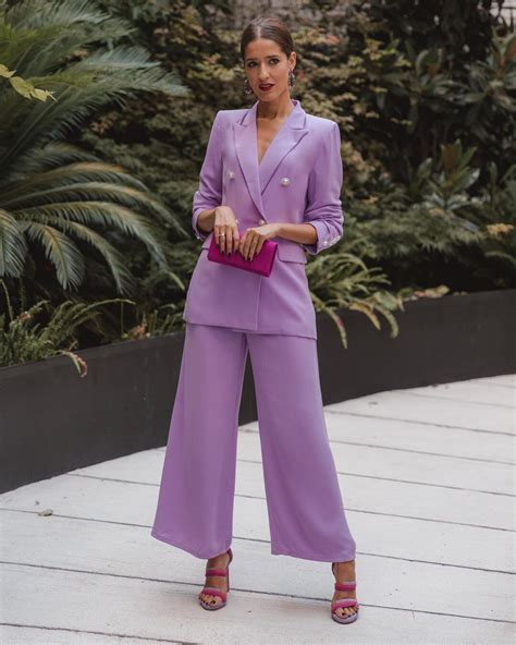 Siete trajes de chaqueta y pantalón para invitadas de firmas españolas ...