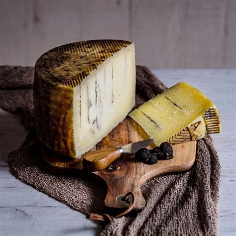 Spanish aged cheese with truffles | Le Gourmet Central