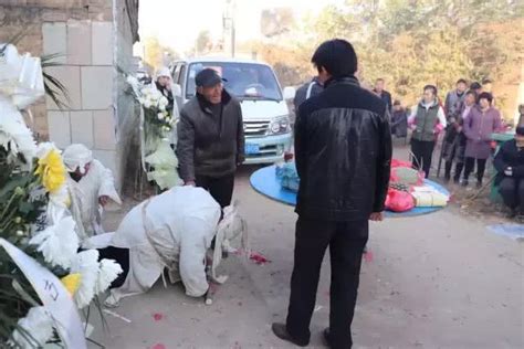 江西农村丧事风俗，女儿守着棺材哭，令人感动_腾讯视频