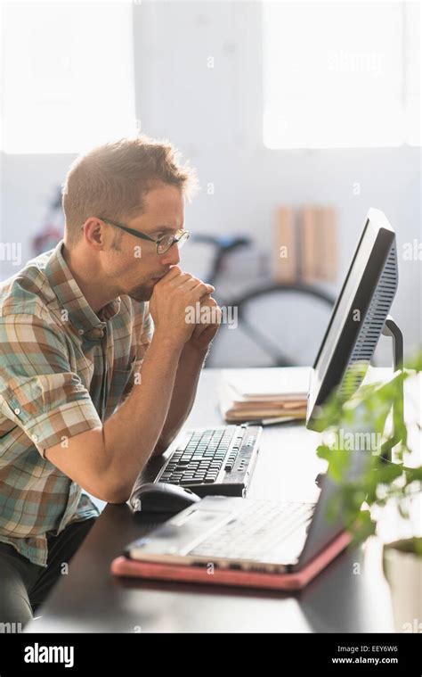 Man Using Computer in Office 的图像结果