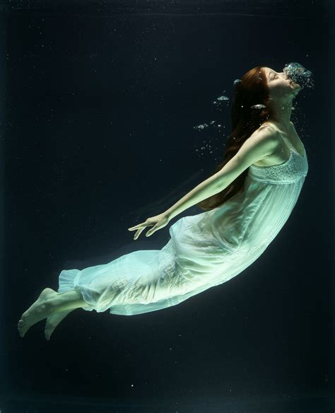 水中往上游的长裙美女摄影高清图片设计模板素材