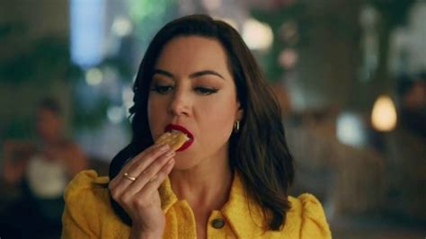 Aubrey Plaza Ritz Commercial 的图像结果