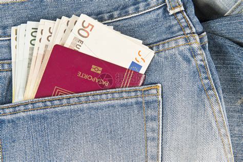 很多钱和一本护照在蓝色高清图片下载-正版图片503469373-摄图网