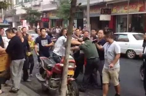 湖南益阳城管被曝群殴商贩 被打者曾骂其是强盗|城管执法_新浪新闻