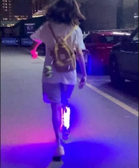 牛钰，你真漂亮！汶川地震截肢女孩牛钰，在上海时装周的T台上完成第一次走秀-天下名家网