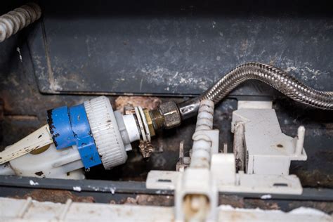 Einbauspülkasten öffnen + reparieren - Wasser läuft langsam