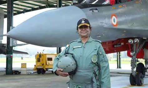 సుఖోయ్ యుద్ధవిమానంలో ప్రయాణించిన రాష్ట్ర‌ప‌తి ద్రౌప‌ది ముర్ము ...