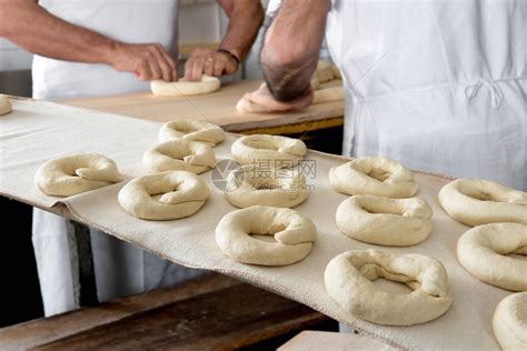 两家男面包师在面包店为百高清图片下载-正版图片502854245-摄图网