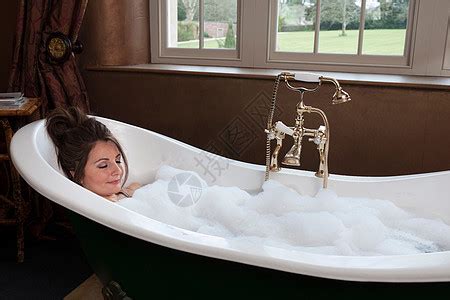 女人在浴缸里洗澡高清图片下载-正版图片501439325-摄图网