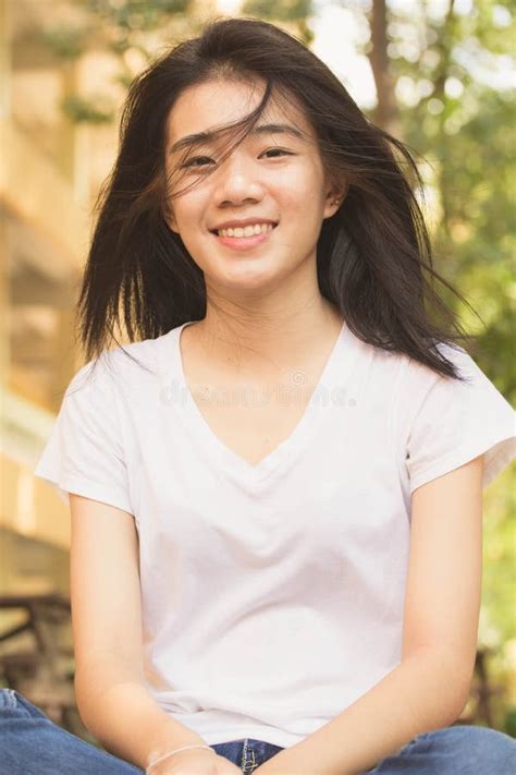 亚洲泰国瓷学生大学美丽的女孩放松并且微笑 库存照片. 图片 包括有 逗人喜爱, 放松, 设计, 方式, 成人 - 69931400
