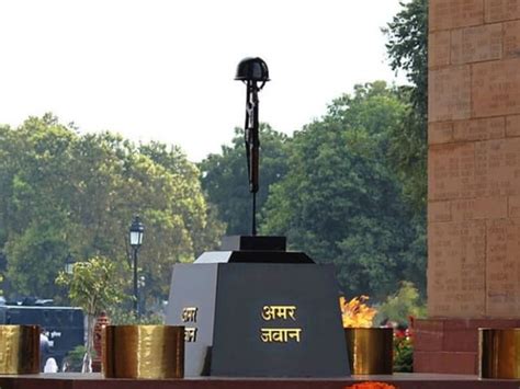 Armed Forces shifted Inverted Rifle & Helmet from India Gate