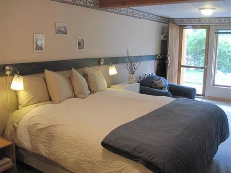 COLUMBINE HOUSE (Jasper) - B&B Reviews, Photos, Rate Comparison ...