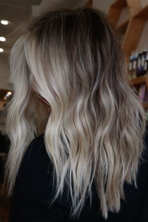 blonde hair // lived in blonde hair // blonde balayage // blonde money piece // dimensional ...