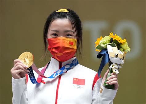 拿下奥运第二金后，杨倩又比心了！_荔枝网新闻