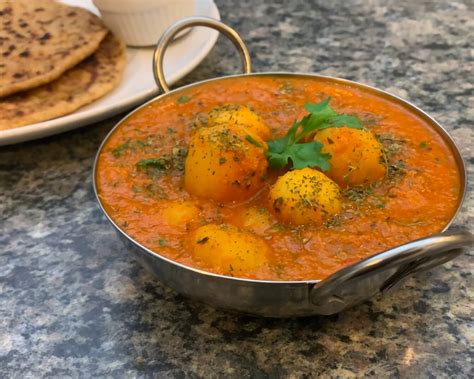 Dum Aloo Recipe: खाने में बनाना चाहते हैं लजीज दम आलू, ये सीक्रेट मसाले ...