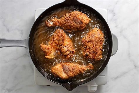 https://www.thespruceeats.com/thmb/-ejT335zEJjCSfhXhWigAD7oT8k%3D/1500x0/filters%3Ano_upscale%28%29%3Amax_bytes%28150000%29%3Astrip_icc%28%29/classic-panfried-southern-chicken-5095624-step-06-e7ea739a2476400b9bcecbbea434e383.jpg