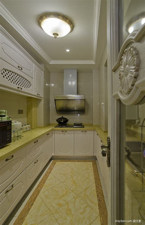 2013欧式风格U型封闭式4平米小面积家庭白色橱柜厨房吊顶装修效果图 – 设计本装修效果图