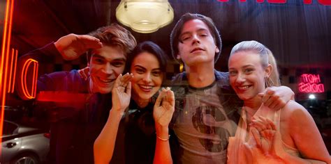On Riverdale, Archie Andrews Will Choose Betty or Veronica - Eventually