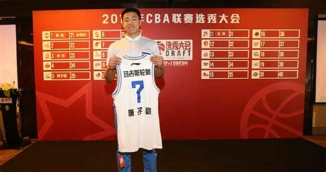 CBA | 场均3.1次抢断排名第一，上海男篮球员刘铮当选月度最佳防守球员