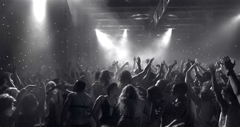 Techno Rave Crowd 的图像结果