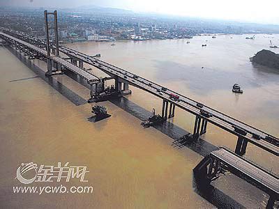 九江大桥塌桥事故：桥塌了,生活还得继续(组图)-搜狐新闻
