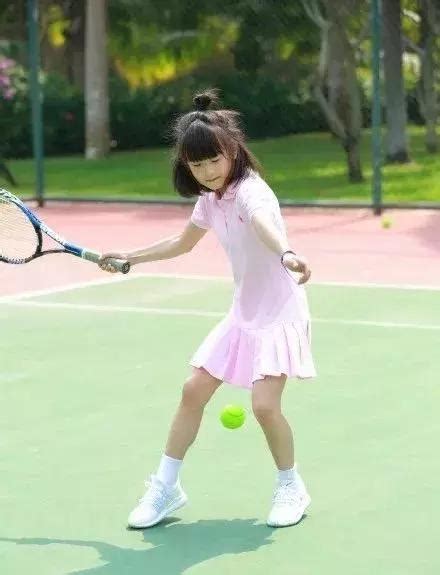 田亮女儿穿粉裙打网球，大长腿不输关晓彤，美过黄磊家的多多_运动