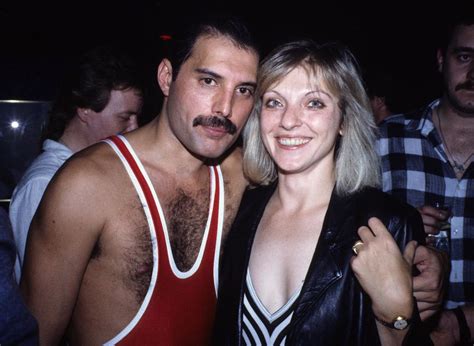 25 Romantic Photos of Freddie Mercury With Mary Austin, the Woman Who ...