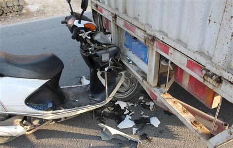 摩托车直撞货车，女子鼻子骨折，是因为这番操作… | 覆车之戒-桂林生活网新闻中心