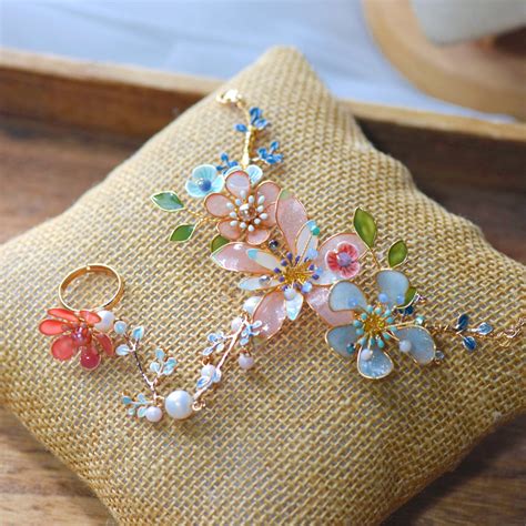 Trina Hand Harness – The Vintage Snob