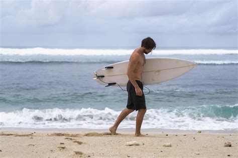 Male Models Surfing 的图像结果