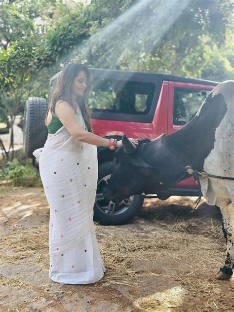 Anasuya Bharadwaj : తెలుపు చీరలో అనసూయ తరగని అందాలు..