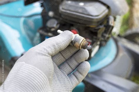How to Install Spark Plug Insert Small Engine 的图像结果