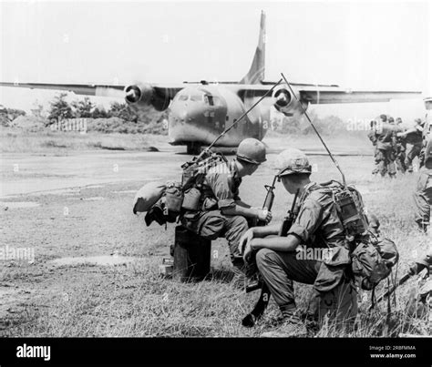 U s air force airplane landing Black and White Stock Photos & Images ...