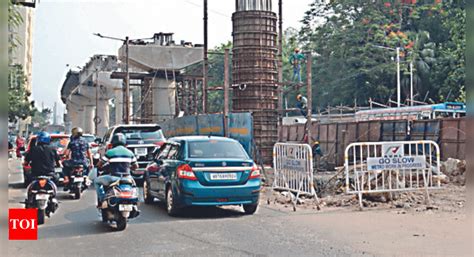 Cops: Cops Divert Taratala, Behala Vehicles To Decongest Dh Rd ...