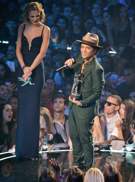 Bruno Mars' Height, Girlfriend and Personal Style