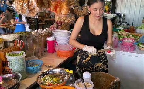 泰国美食—泰国卖的最好的烤鸡店！老板娘人地道用料足！ - 哔哩哔哩